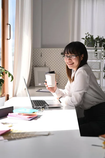 Весела Азіатська Жінка Працівник Окулярах Сидить Перед Ноутбуком Офісному Столі — стокове фото