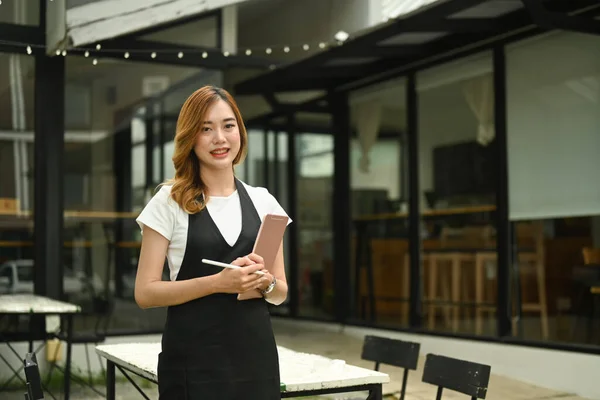 Retrato Dono Café Vestindo Avental Livre Frente Sua Cafeteria Sorrindo — Fotografia de Stock