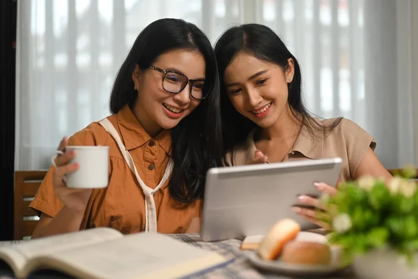 Duas Estudantes Alegres Estão Pesquisando Informações Line Tablet Digital Para — Fotografia de Stock