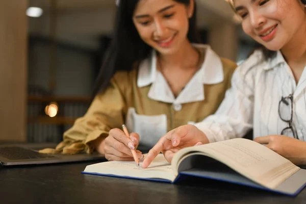 Gülümseyen Üniversite Öğrencisi Sınavlara Hazırlanıyor Kütüphanede Birlikte Öğreniyorlar Eğitim Insanlar — Stok fotoğraf