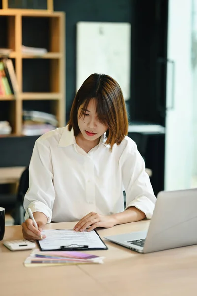 Gericht Aziatische Vrouw Werknemer Werken Met Laptop Het Controleren Van — Stockfoto