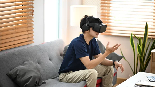Ember Játszik Szimulációs Játék Virtuális Valóság Headset Jövőbeli Technológiai Koncepció — Stock Fotó