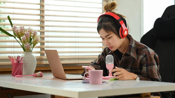 Νεαρή Ασιάτισσα Γυναίκα Μικρόφωνο Και Laptop Καταγραφή Podcast Στο Διαδίκτυο — Φωτογραφία Αρχείου