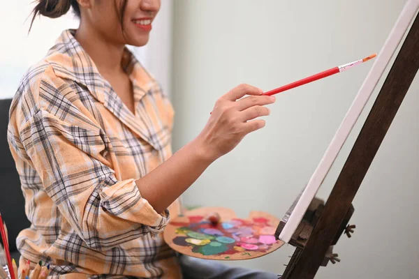 キャンバスに水彩でパレットや絵画を保持笑顔の女性 創造的な趣味とレジャー活動の概念 — ストック写真