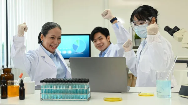Grupp Glada Forskare Som Firar Experimentets Resultat Gör Viktig Upptäckt — Stockfoto