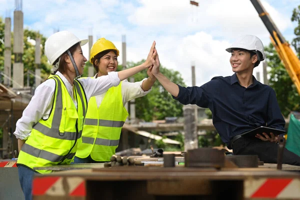 Groep Van Jonge Architect Geven High Five Samen Vieren Succes — Stockfoto