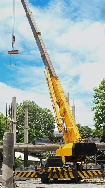 Mobiele Kraan Hijsen Staalconstructie Boven Het Onafgewerkte Woongebouw Tegen Blauwe — Stockfoto