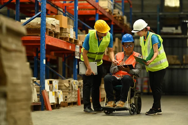 Gerente Masculino Asiático Silla Ruedas Trabajadores Jóvenes Usando Tableta Digital — Foto de Stock