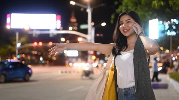 Lächelnde Asiatin Telefoniert Und Ruft Nach Einem Taxi Auf Der — Stockfoto