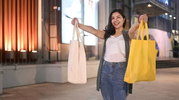Şehirde Alışveriş Torbaları Taşıyan Mutlu Asyalı Kadın Kara Cuma Satış — Stok fotoğraf