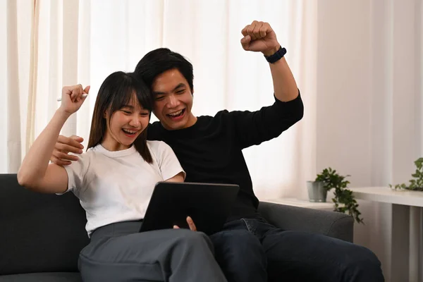 Overjoyed Young Couple Looking Digital Tablet Celebrating Achieve Getting Good — Stock Photo, Image