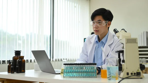Unga Asiatiska Manliga Forskare Vit Rock Med Hjälp Bärbar Dator — Stockfoto