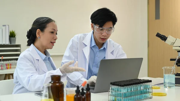 Professionelle Wissenschaftler Analysieren Testproben Und Diskutieren Über Neue Testergebnisse Wissenschaftslabor — Stockfoto