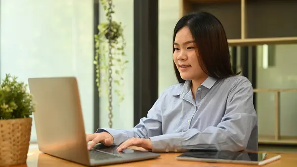 Aziatische Vrouw Kantoormedewerker Typen Zakelijke Mail Zoeken Online Informatie Laptop — Stockfoto