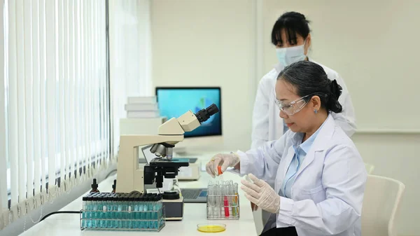 Científico Superior Biotecnología Realizando Experimentos Laboratorio Conceptos Investigación Científica — Foto de Stock