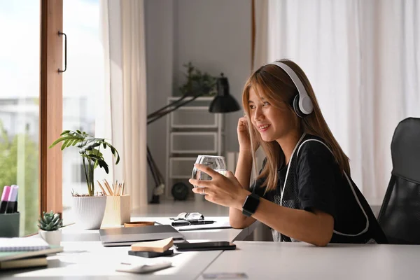 Positieve Jonge Vrouwelijke Freelancer Luisteren Naar Muziek Draadloze Hoofdtelefoon Kijken — Stockfoto