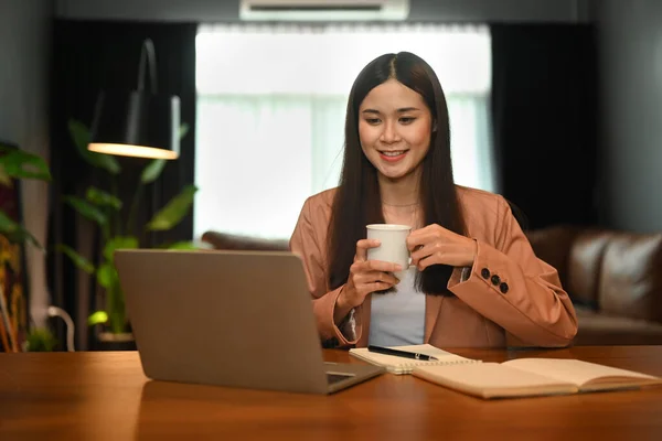 커피를 마시고 노트북 컴퓨터로 이메일읽기를 아시아 사업가의 — 스톡 사진