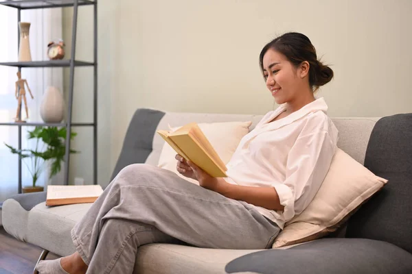 Pacífico Asiático Mujer Descansando Sofá Lectura Libro Pasando Tiempo Libre — Foto de Stock