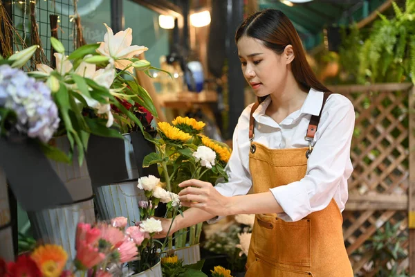 素朴な花屋で花をアレンジしたエプロンを着たアジアの女性花屋 ビジネス 花粉の概念 — ストック写真
