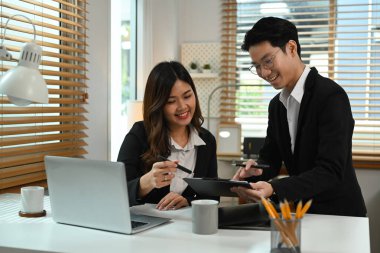 Şirket toplantılarında yeni iş projeleri ve pazarlama stratejileri üzerine tartışan girişimci imajı.