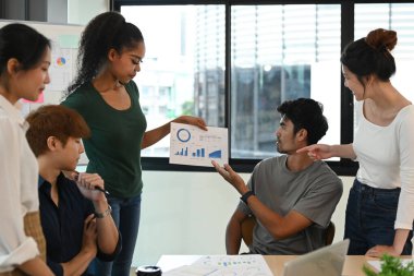 Şirket toplantılarında yeni iş projeleri ve pazarlama stratejileri üzerine tartışan girişimci imajı.