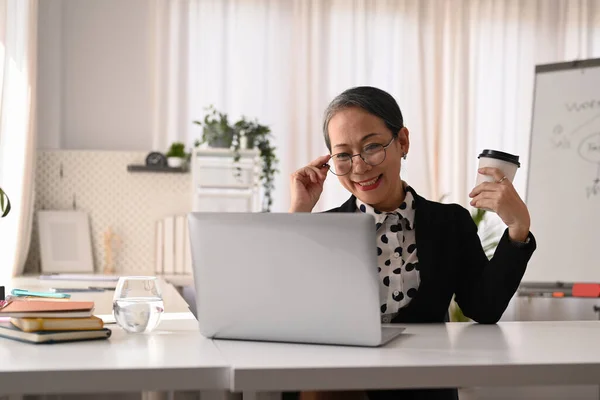 Sonriente Mujer Negocios Senior Con Elegante Traje Formal Usando Computadora — Foto de Stock