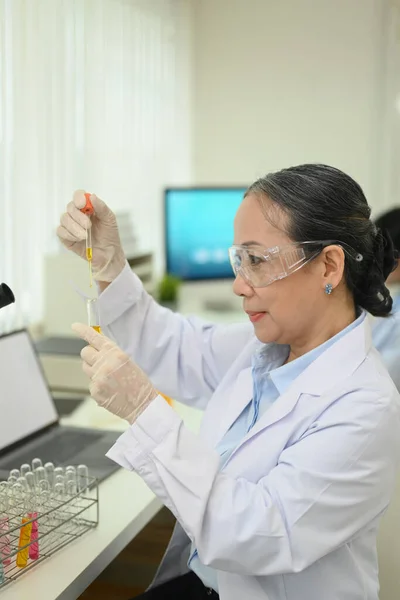 Equipe Cientistas Profissionais Conduzindo Experimentos Laboratório Moderno Medicina Ciência Conceito — Fotografia de Stock