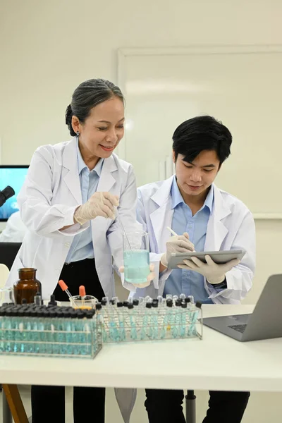 Professionella Forskare Team Utför Experiment Moderna Laboratorium Medicin Och Vetenskap — Stockfoto