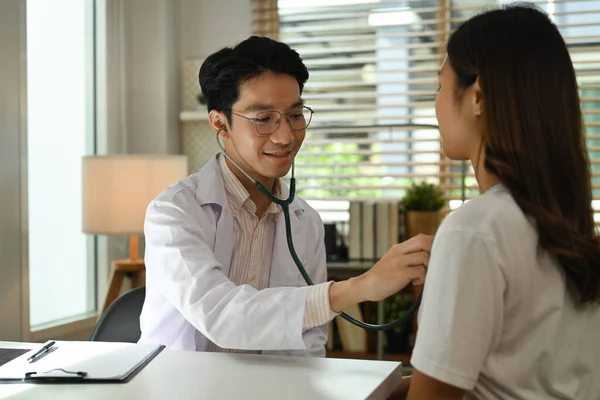 Médecin Tenant Stéthoscope Examiner Vérifier Les Poumons Cardiaques Patient Hôpital — Photo