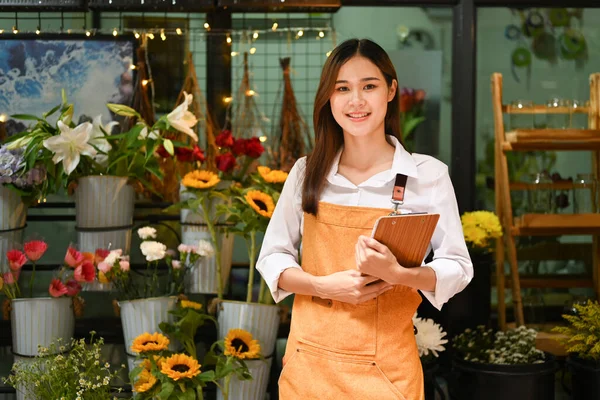 花の店の前に立って カメラに笑みを浮かべて中小企業のオーナーを自信を持って フロリストリー ビジネス テクノロジーの概念 — ストック写真