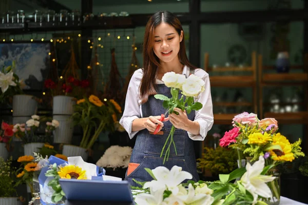 Ευτυχισμένη Νεαρή Γυναίκα Ιδιοκτήτης Μικρής Επιχείρησης Κάνει Όμορφο Μπουκέτο Λουλούδια — Φωτογραφία Αρχείου