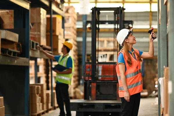 Trabajadora Almacén Joven Usando Escáner Código Barras Comprobando Stock Estantes — Foto de Stock