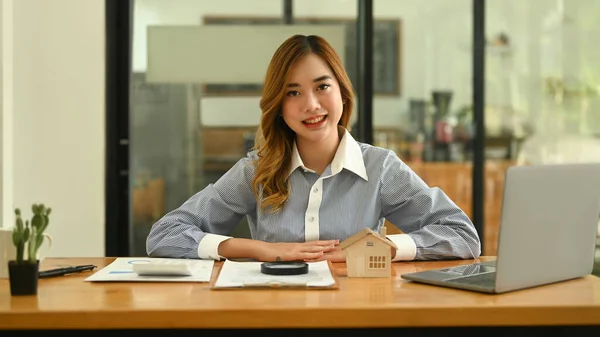Beautiful Young Female Investor Sitting Front Laptop Her Workplace Unsmiling — Stock Photo, Image