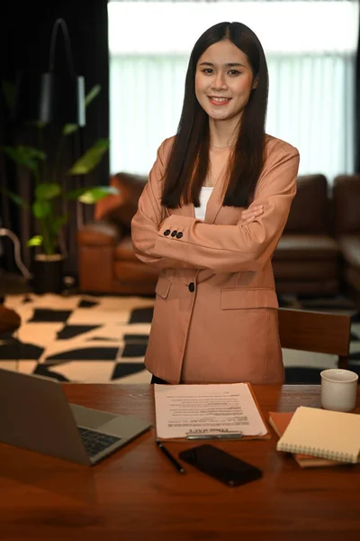 Portrait Successful Female Corporate Ceo Standing Arms Crossed Smiling Camera — Stock Photo, Image