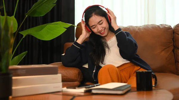 Ενθουσιασμένη Νεαρή Γυναίκα Που Ακούει Μουσική Ακουστικά Ενώ Χαλαρώνει Στον — Φωτογραφία Αρχείου