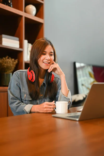 사무실에 책상에 컴퓨터를 사용하여 헤드폰을 사용하는 아름다운 — 스톡 사진