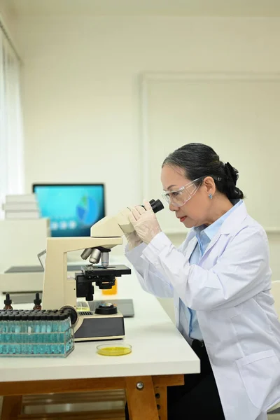 Sidovy Professionell Senior Specialist Tittar Mikroskop Genomföra Experiment Ett Laboratorium — Stockfoto