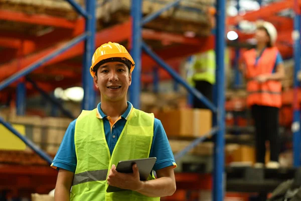 Portret Van Een Mannelijke Magazijnmedewerker Met Een Veiligheidshelm Een Vest — Stockfoto