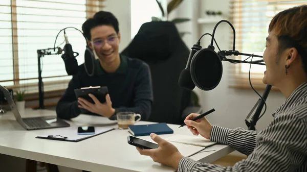 Χαμογελώντας Αρσενικό Ραδιοφωνικό Παρουσιαστή Συνέντευξη Guest Συνομιλία Ενώ Streaming Podcast — Φωτογραφία Αρχείου