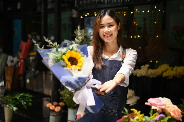 Lächelnde Junge Floristin Mit Einem Strauß Wunderschöner Bunter Blumen Vor — Stockfoto