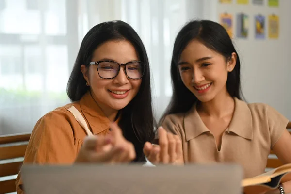Laptop Ekranına Bakıp Birlikte Araştırma Yapan Iki Gülümseyen Kız Öğrenci — Stok fotoğraf