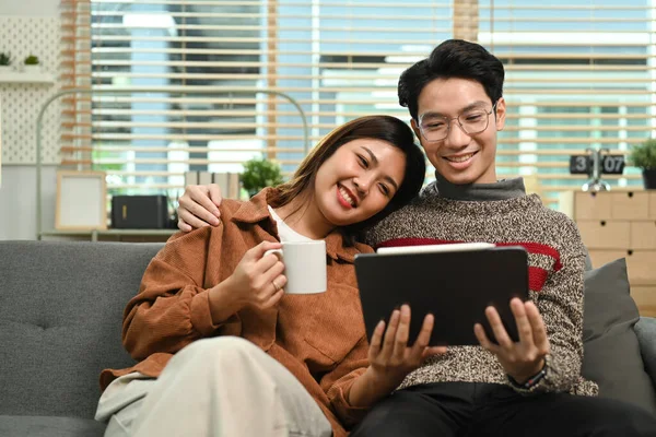 Loving Couple Watching Movie Digital Tablet Spending Time Together Winter — Stock Photo, Image