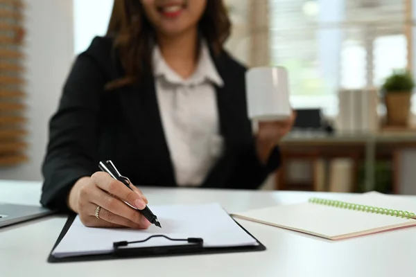 Vista Perto Mulher Assinando Documento Mesa Escritório Branco Foco Mão — Fotografia de Stock