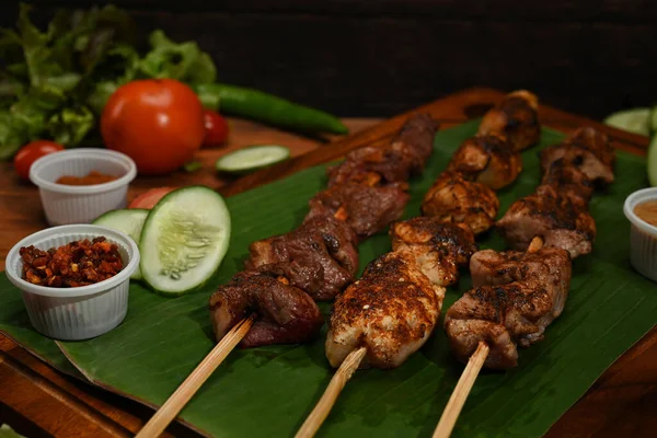 Lahodné Grilované Maso Sichuanským Pepřem Dřevěné Desce Malá Čínská Bbq — Stock fotografie