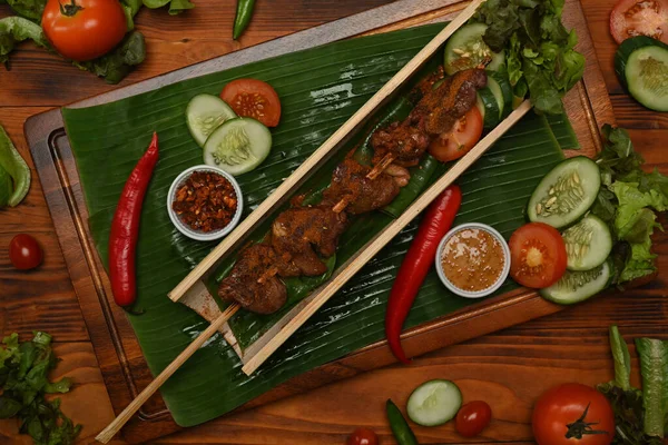 Bovenaanzicht Van Gegrild Vlees Geserveerd Bamboe Vat Plat Met Sichuan — Stockfoto