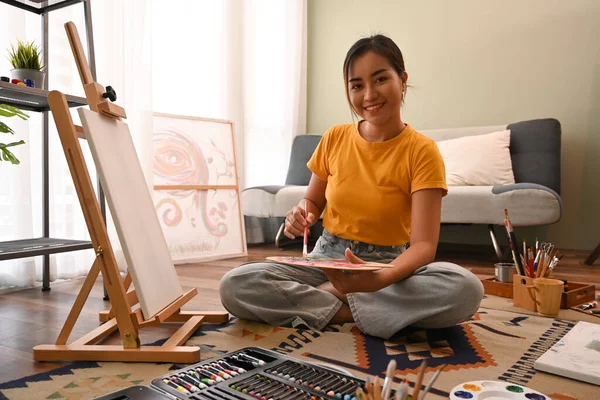 Artiste Féminine Souriante Dans Des Vêtements Décontractés Assis Sur Sol — Photo