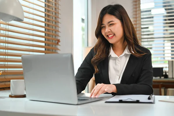 Χαμογελώντας Νεαρή Ασιάτισσα Επιχειρηματίας Χρησιμοποιώντας Φορητό Υπολογιστή Διαχείριση Της Μικρής — Φωτογραφία Αρχείου
