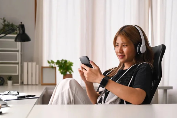 Mujer Joven Sonriente Sentada Silla Oficina Usando Teléfono Móvil Para — Foto de Stock