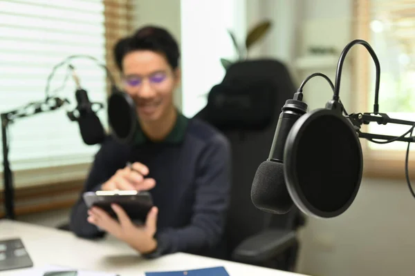 Close Άποψη Του Μικροφώνου Συμπυκνωτή Αρσενικό Ραδιοφωνικό Ξενιστή Κάθεται Στο — Φωτογραφία Αρχείου