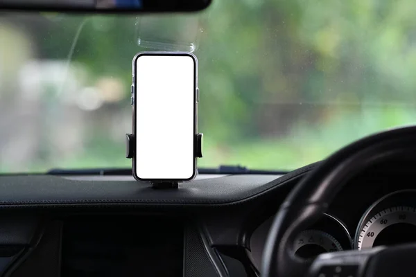 带空白屏风的智能电话 装有汽车挡风玻璃 白色空屏幕为您的广告设计 — 图库照片